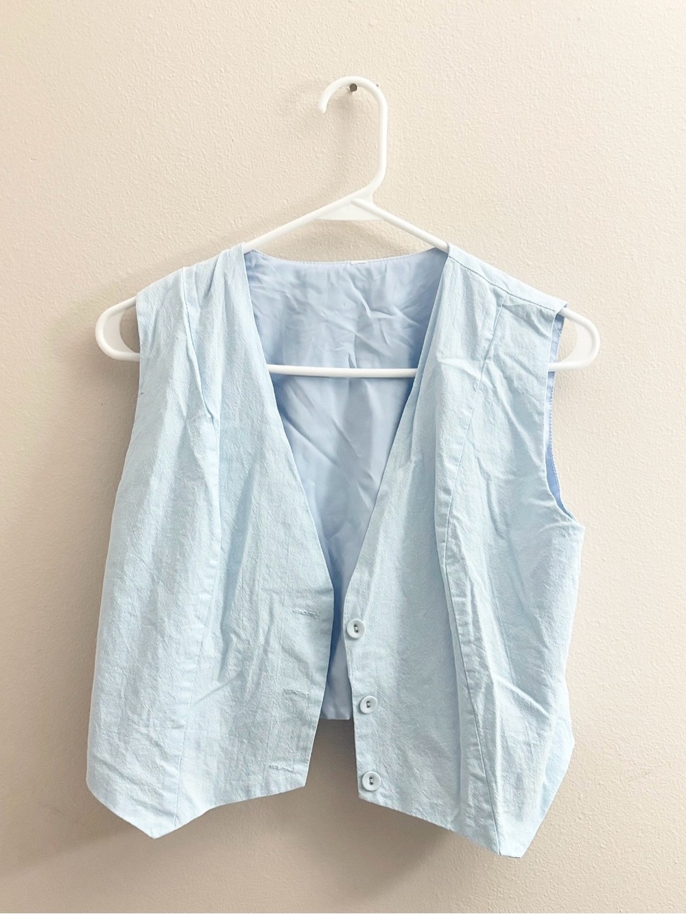 5/$15 🩷 MUST BUNDLE Light Blue Sleeveless Button Front Vest Top